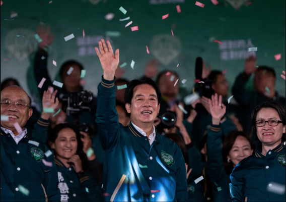 Le président-élu William Lai Ching-te et sa vice-présidente Hsiao Bi-khim (à gauche) célèbre la victoire à l'élection présidentielle à Taipei, le 13 janvier 2024. (Source : Al Jazeera)