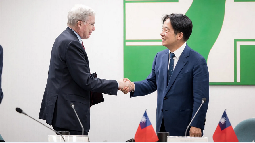 Le président-élu de Taïwan, Lai Ching-te rencontre Staphen Hadley, ancien conseiller américain à la sécurité nationale, lors d'une réunion avec une délégation bipartisane des États-Unis à Taipei, le 15 janvier 2024. (Source : Francetvinfo)