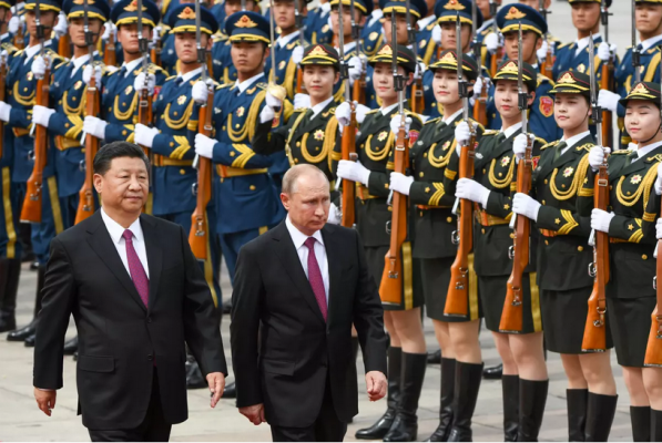 Le président chinois Xi Jinping avec son homologue russe Vladimir Poutine. (Source : LA Times)