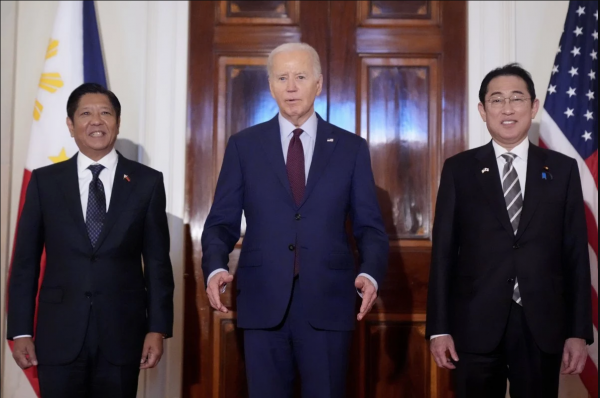 Le président américain Joe Biden entouré du président philippin Ferdinand Marcos Jr (à gauche) et du Premier ministre japonais Fumio Kishida, le 11 avril 2024 à la Maison Blanche. (Source : SCMP)