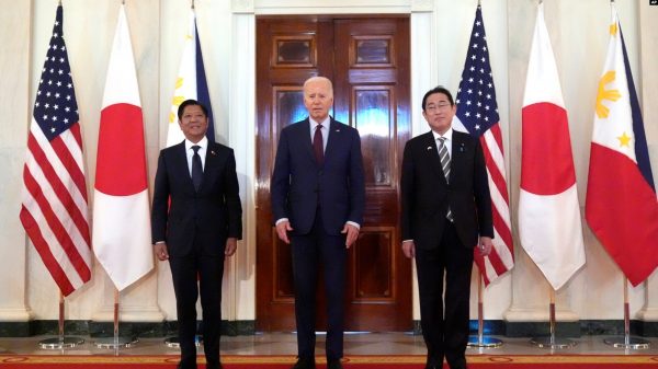 Le président américain Joe Biden entouré de son homologue philippin Ferdinand Marcos Jr. et du Premier ministre japonais Fumio Kishida, à la Maison Blanche, le 11 avril 2024. (Source : VOA)