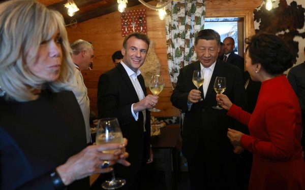 Le président chinois Xi Jinping et son épouse Peng Liyuan trinquent avec le président français Emmanuel Macron et sa femme Brigitte Macron dans un restaurant dans le col du Tourmalet, dans les Pyrénées, au deuxième jour de la visite en France du numéro un chinois, le 7 mai 2024. (Source : République des Pyrénées)