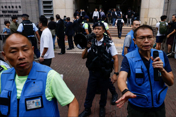La police hongkongaise devant le tribunal de West Kowloon, le 30 mai 2024. (Source : Rappler)