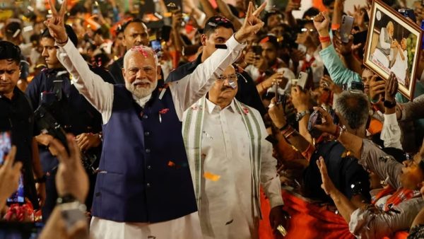 Narendra Modi réélu à la tête du gouvernement indien pour la deuxième fois, à son arrivée au quartier général de son parti nationaliste hindou, le BJP, à New Delhi le 4 juin 2024. (Source : CNA)