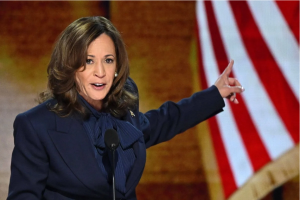 La vice-présidente américaine et candidate démocrate à la présidentielle du 5 novembre, Kamala Harris devant la convention démocrate à Chicago, le 22 août 2024. (Source : SCMP)