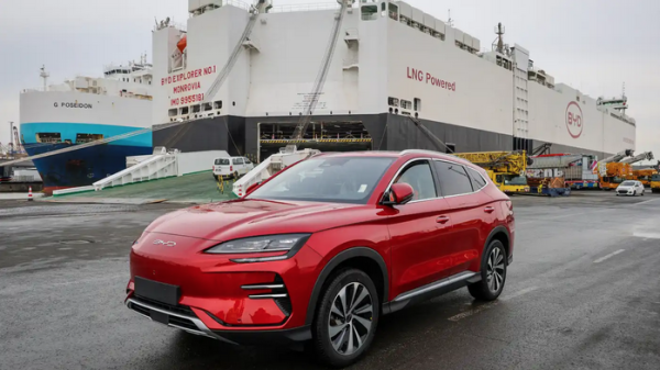 Une voiture électrique du constructeur chinois BYD importée en Allemagne. (Source : Asia Nikkei)