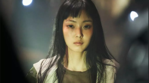 L'actrice Jeon Son-hee dans la série "Parasyte: The Grey" du réalisateur sud-coréen Yeon Sang-ho. (Source : Numerama)