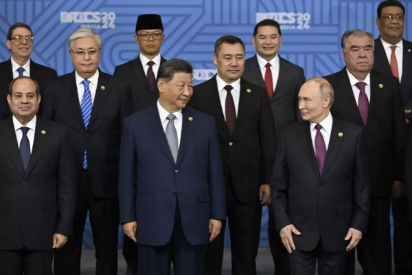 Le président chinois Xi Jinping et son homologue russe Vladimir Poutine lors du sommet des BRICS à Kazan, en Russie, le 22 octobre 2024. (Source : HGT)