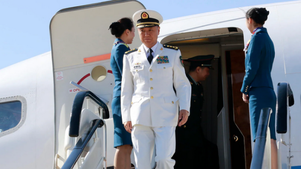Le général Miao Hua, directeur du département du Travail politique de la Commission militaire centrale du Parti communiste chinois, à l'aéroport de Pyongyang, le 14 octobre 2019. (Source : RFA)