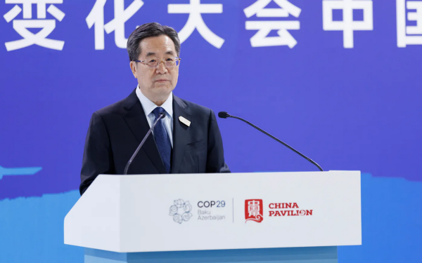 Le vice-premier ministre chinois Ding Xuexiang à la tribune du pavillon chinois de la COP29 à Baku, le 12 novembre 2024. (Source : Eco Business)