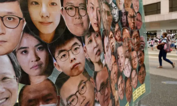 Montage photo avec les portraits du "groupe des 47", les leaders du camp pro-démocratie à Hong Kong condamnés le 19 novembre 2024. (Source : Guardian)