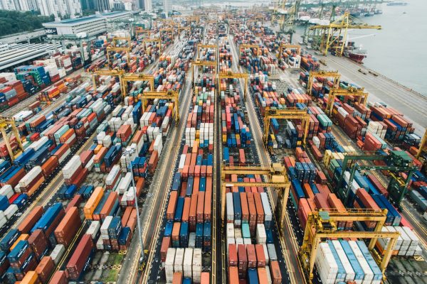 Légende : Le port de Shanghai, les quais de stockage des containers (crédit : Droits Réservés)