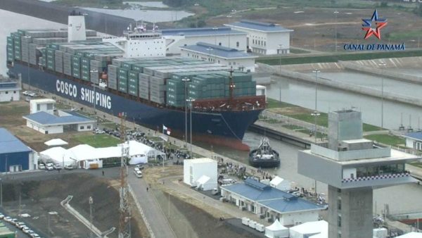 Un porte-conteneurs chinois emprunte le Canal de Panama. DR.