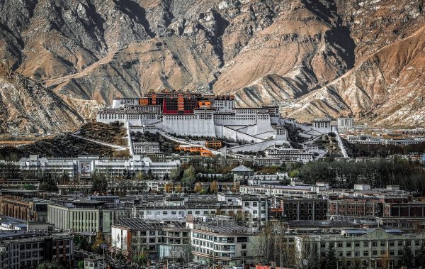 Le palais du Potala, ancienne résidence du dalaï-lama, surplombe la ville de Lhassa. DR.