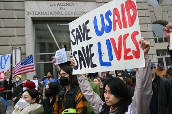 Source: Politico. Légende: Des manifestants devant le siège de l'USAID à Washington. DR