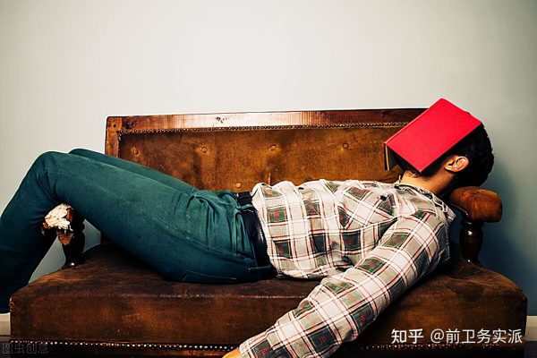 Un étudiant reste couché en signe de protestation contre le système photo. DR.