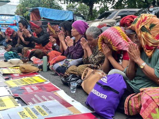 Devant le tribunal de district de Simalungun, des membres de la communauté autochtone Sihaporas font des rituels pour invoquer l'aide de leurs ancêtres (photo D.R.)