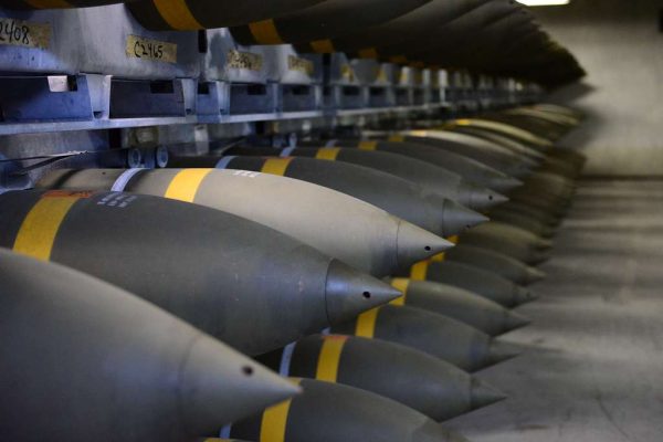 Légende : Rangée de bombes dans un bunker à Osan (Corée du Sud). Source : Picryl. DR.