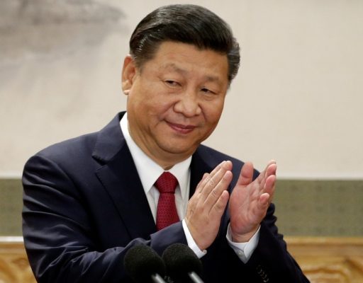 Xi Jinping applaudit après l’un de ses discours devant le politburo du PCC. Source: Saudi gazette.