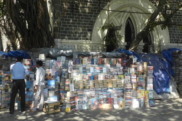 Librairie de rue à Bombay (Photo P. de J.)