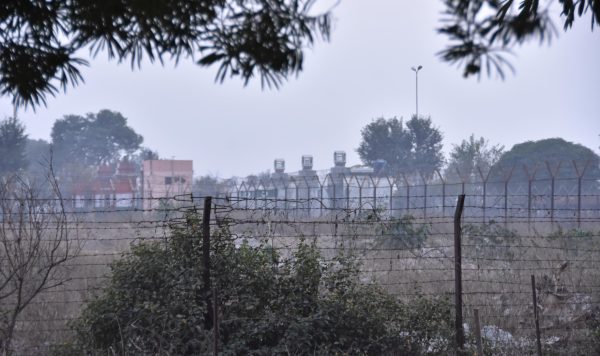 La frontière entre l'Inde et le Pakistan, lourdement clôturée de bout en bout. DR.