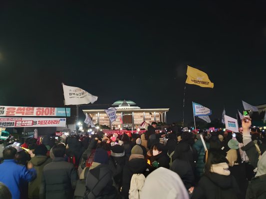Manifestation à Séoul contre la loi martiale et en faveur de la destitution du président Yoon Suk-yeol. DR.