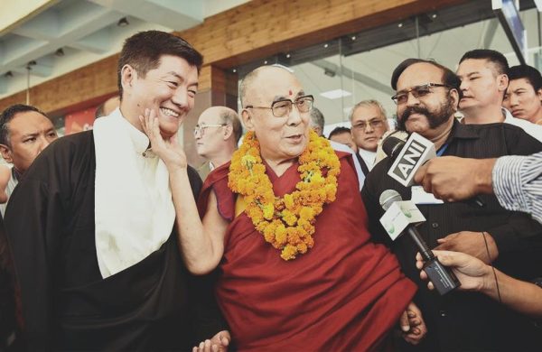 Le Dalaï-Lama devant sa résidence à Dharamsala (nord de l’Inde) avec Lobsang Sangay.