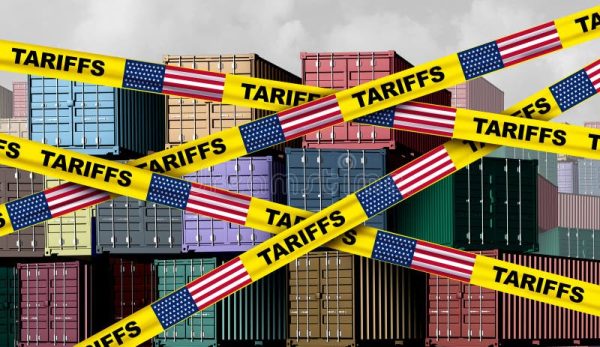 Des conteneurs empilés dans un port en attente de chargement.