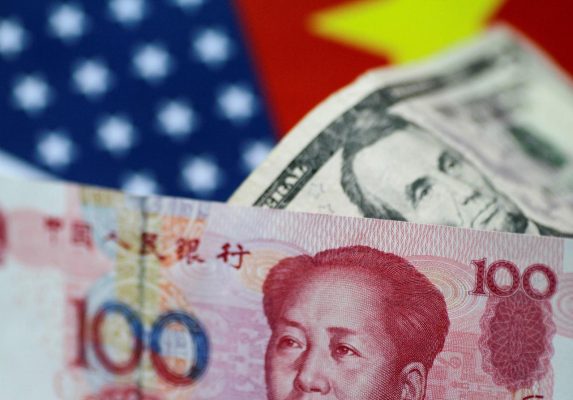 Des billets yuan et dollar. DR