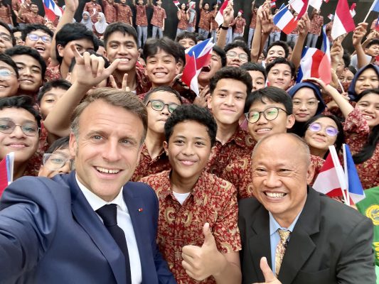 Emmanuel Macron. Selfie avec des étudiants à Jakarta. Crédit : X/ Emmanuel Macron