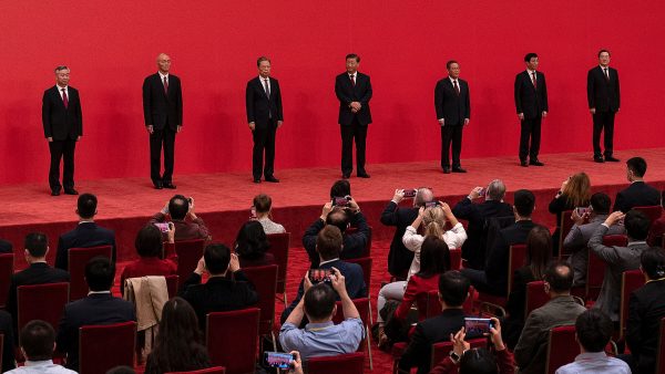 Les nouveaux membres du comité permanent du Politburo dans le Palais de l'Assemblée du Peuple à Pékin.