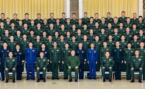 Le général Zhang Youxia à la gauche du président Xi Jinping à l'occasion d'une réunion des hauts gradés de l'Armée Populaire de Libération. DR.