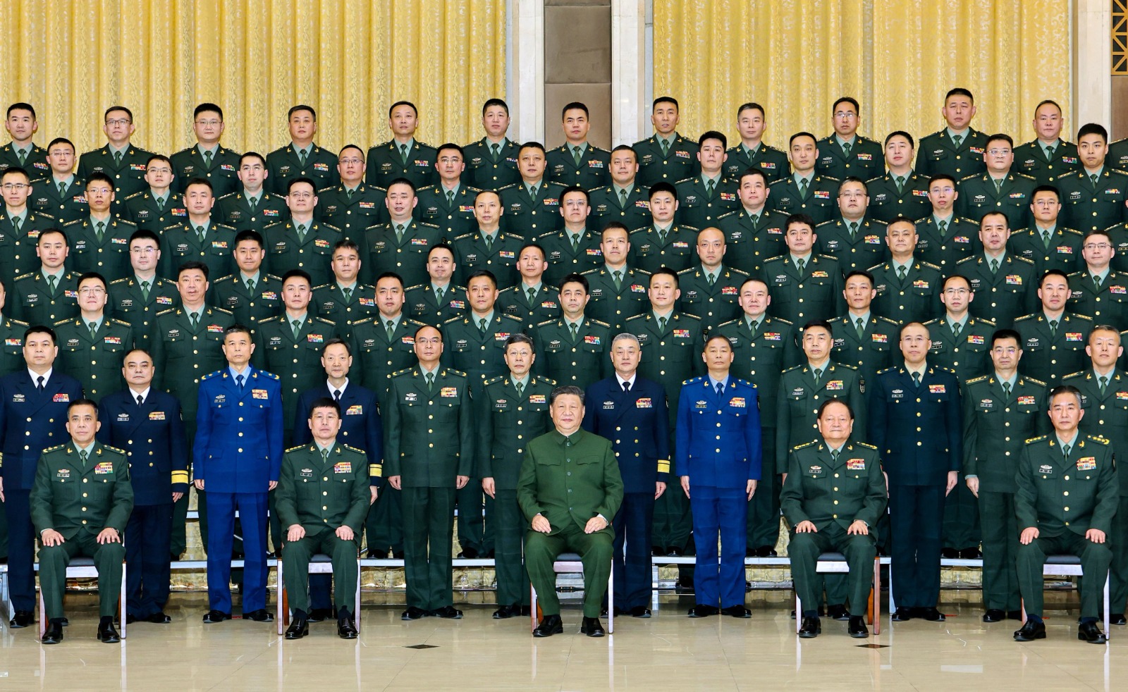 Le général Zhang Youxia à la gauche du président Xi Jinping à l'occasion d'une réunion des hauts gradés de l'Armée Populaire de Libération. DR.