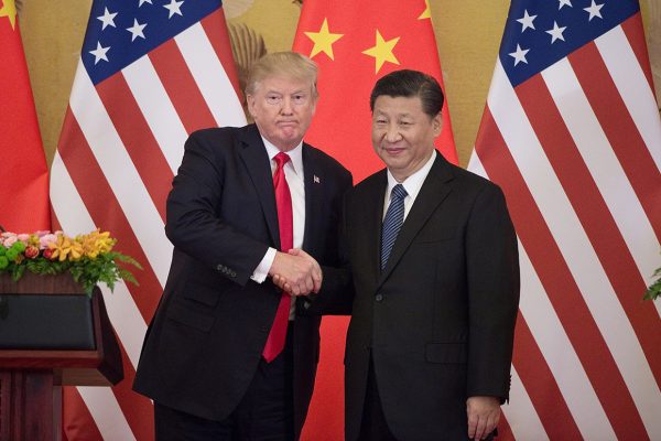 Donald Trump et Xi Jinping se serrant la main. DR.