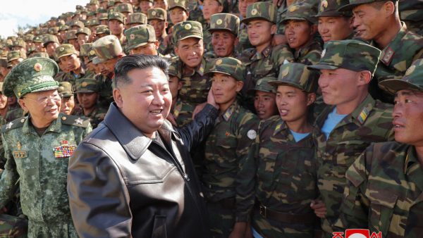 Kim Jong-un inspecte des soldats de l'armée nord-coréenne. DR.