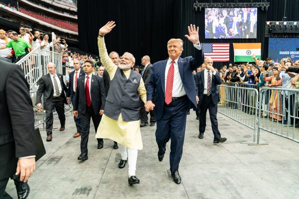 Modi et Trump main dans la main au Energy Stadium de Houston en septembre 2019. Source creative commons. DR.