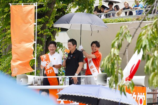 Sôhei Kamiya, chef de parti du Sanseitô, en pleine allocution le 17 juillet 2025. DR.