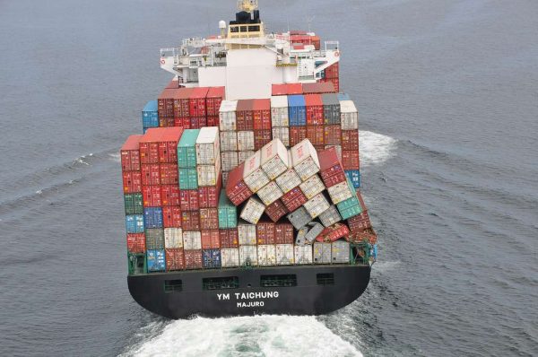 Un porte container taïwanais perdant sa cargaison. Photo US coast guards. DR