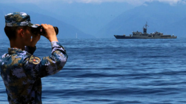 Identifiée comme un faux, ce cliché présente un soldat chinois en train d’observer une frégate taïwanaise au large des côtes de Taïwan. Photo Taiwan FactCheck Center (DR).