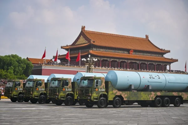 Des missiles ICBM intercontinentaux montrés place Tiananmen mercredi 3 septembre. DR.