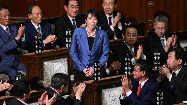 Sanae Takaichi applaudie par ses pairs à la chambre basse du parlement après son élection à la tête du gouvernement japonais. DR.