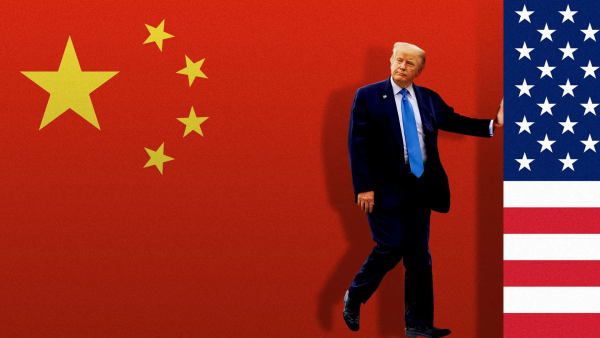 D.Trump, entre deux drapeaux, symbole d’un énième duel économique. DR.