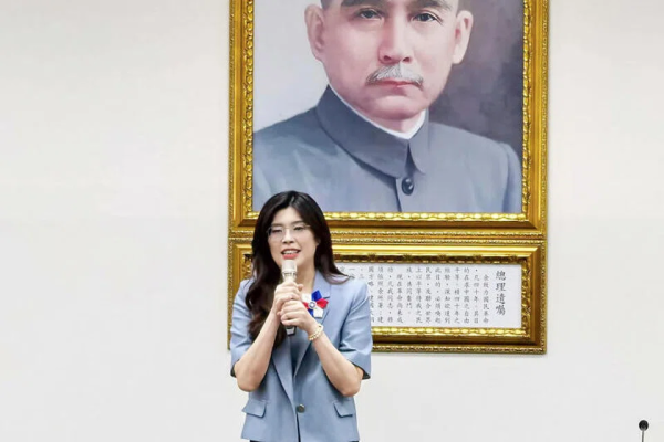 "La nouvelle présidente du KMT devant un portrait de Sun Yat-sen, l'un des fondateurs du Kuomintang et premier président de la République de Chine en 1912. DR.