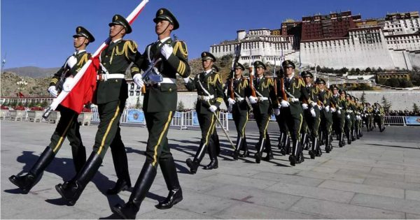 Les troupes chinoises paradant devant le Potala à Lhassa. Associated Press. DR.