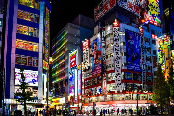 Une nuit animée dans le quartier d'Akihabara à Tokyo. Photo AXP. DR.