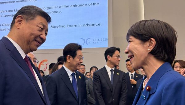 Sanae Takaichi et Xi Jinping lors de l'APEC en Corée du Sud en 2025.