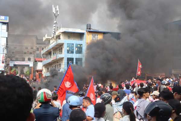 Manifestation de la génération Z devant la mairie de Bharatpur, troisième ville du Népal, source Wikimedias commons, DR.