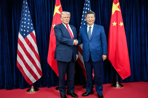 Donald Trump et Xi Jinping échangeant une poignée de main. DR.