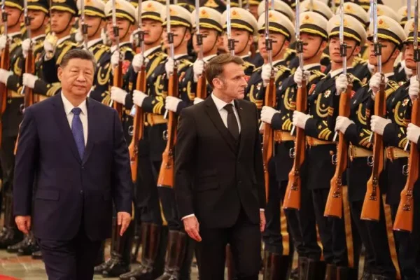 Xi Jinping et Emmanuel Macron lors de la cérémonie de bienvenue au Palais du Peuple à Pékin, le 4 décembre 2025.