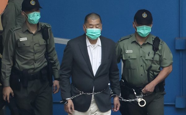 Jimmy Lai conduit vers la salle d'audience du tribunal de Hong Kong. DR.